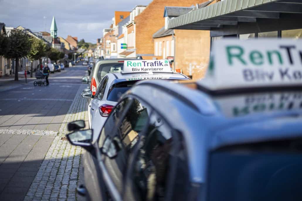 2 RenTrafik biler på stribe